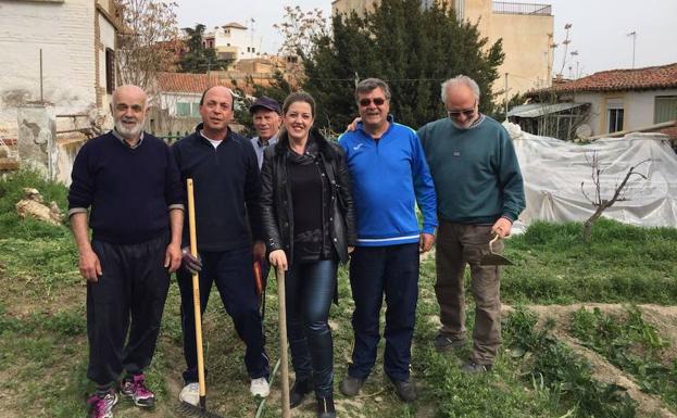 La alcaldesa visita 'Una huerta atrás'