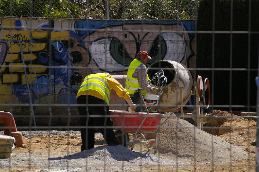 Operarios municipales trabajan en una remodelación en el pueblo.