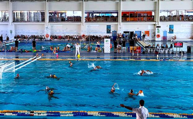 Eng¡frentamiento en la piscina del Málaga, el domingo./IDEAL