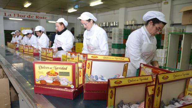 Línea de envasado de una fábrica de dulces navideños de Rute./JOSÉ M. GARCÍA