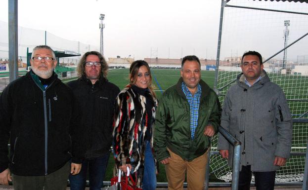 Entrega oficial del nuevo césped artificial de Las Viñas./IDEAL