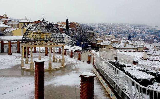El manto de nieve y las chimeneas ofrecieron una imagen navideña ayer./CHUS FERNÁNDEZ