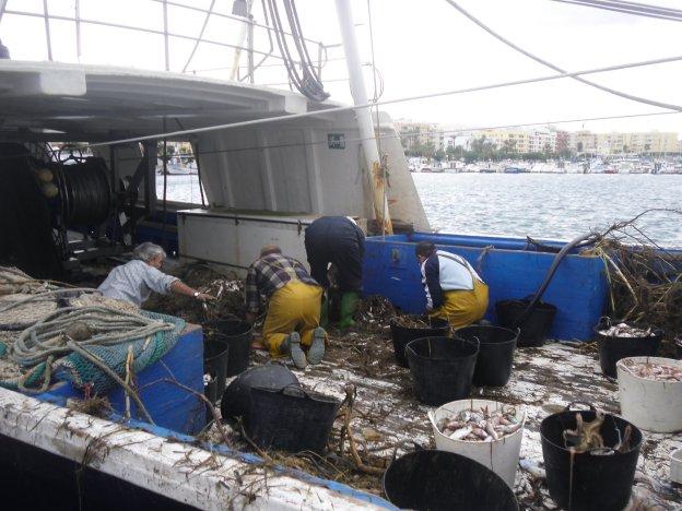 Pescadores tras llegar a Puerto en Garrucha.