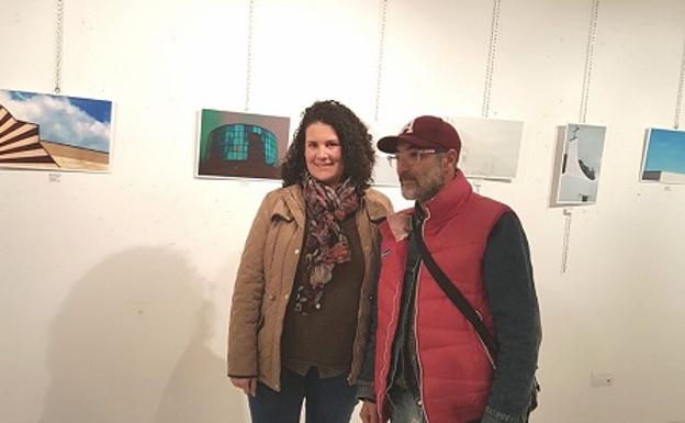La edil de Cultura del Ayuntamiento de Mojácar, Raquel Belmonte, y el fotógrafo italiano Iván Mazocco durante la inauguración de la exposición./IDEAL