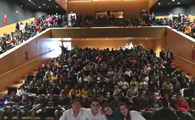 El Auditorio Municipal de Vera abarrotado de alumnos llegados desde varias localidades, en una actividad teórico-práctica./IDEAL