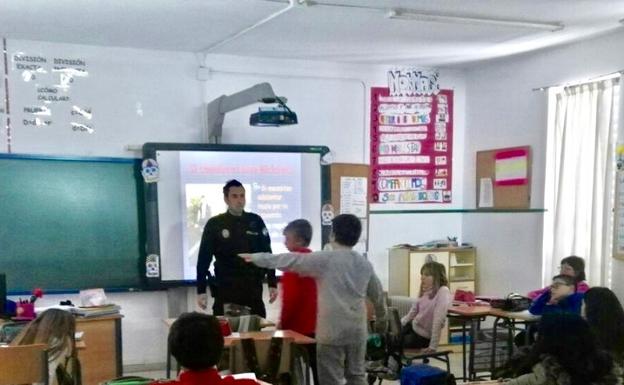 Participantes en el curso durante una clase./IDEAL