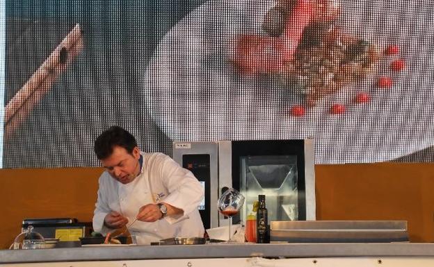El chef Antonio Carmona durante su ponencia en la última edición de ‘Degustho’, en Huércal-Overa/G. M. A.