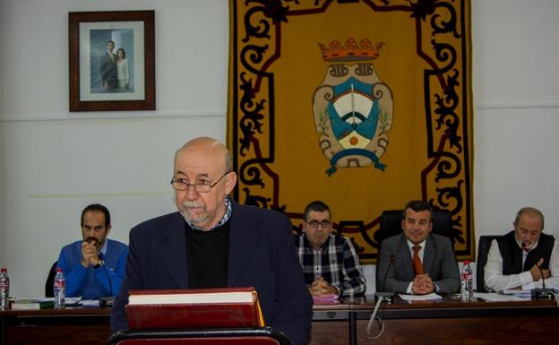 El nuevo edil socialista, Francisco Carlos Chinchilla Domínguez, durante su toma de posesión./IDEAL