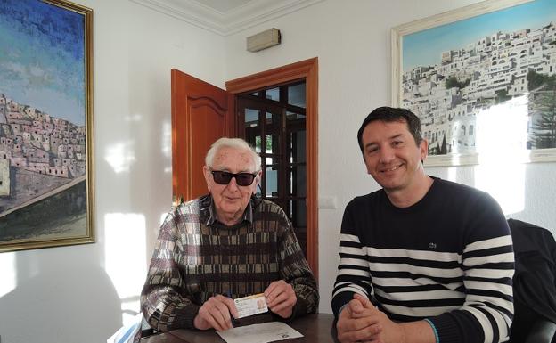 El edil de Turismo, Emmanuel Agüero entregó el carnet número 1.000 a un residente irlandés./IDEAL