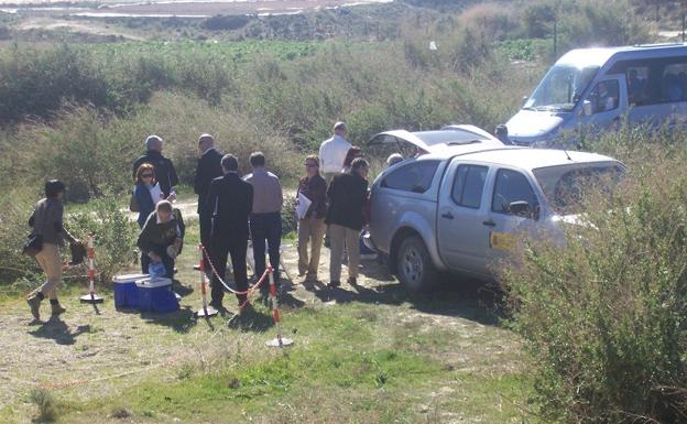 Una delegación de técnicos de EEUU, junto con representantes del CIEMAT, durante la visita que realizaron, hace unos años, a los terrenos de Palomares./IDEAL