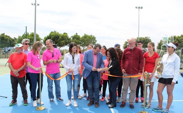Con el corte de cinta por parte de las autoridades quedó inaugurada la nueva pista de tenis./IDEAL
