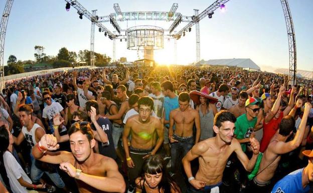 Jóvenes bailan en uno de los conciertos del festival de VIllaricos. /IDEAL