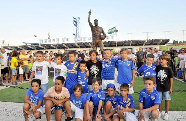 El equipo de infantiles que entrenaba el malogrado jugador posa junto a la imagen.