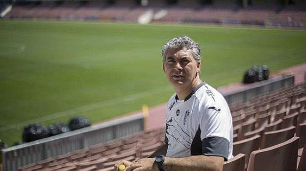 Joseba Aguado, sentado en Los Cármenes, en su etapa con el Granada B donde consiguió el ascenso a Tercera y después a Segunda B.