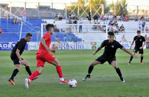 Ismael Gallar, a la izquierda, ha actuado como lateral derecho durante toda la pretemporada en el Linares.