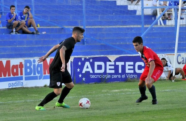 José Manuel encarando a un rival en un partido de pretemporada en Linarejos.
