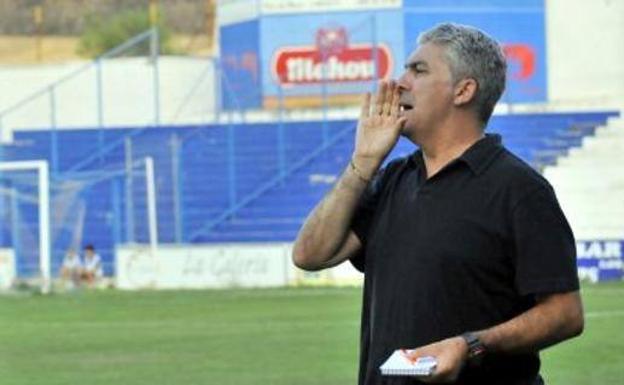 El técnico azulillo, Joseba Aguado, dando instrucciones a sus jugadores en la banda.