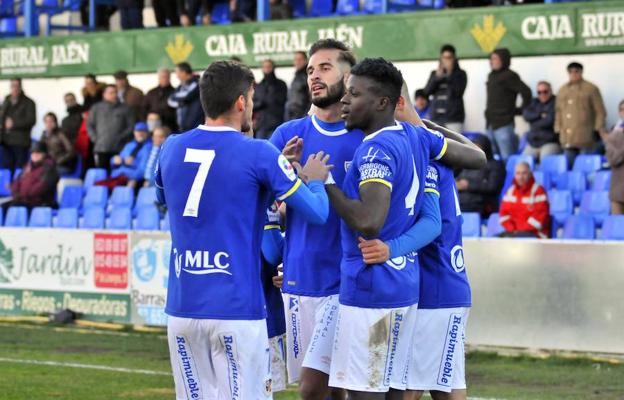 Un Linares brillante pasó por encima del Almería B