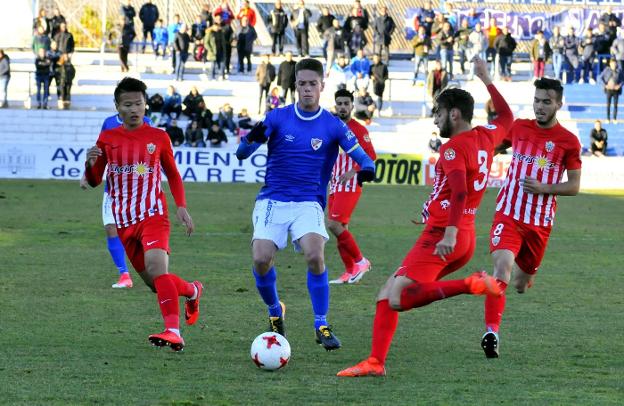 Pekes sorteando a varios contrarios en el último partido de liga ante el Almería B./ENRIQUE