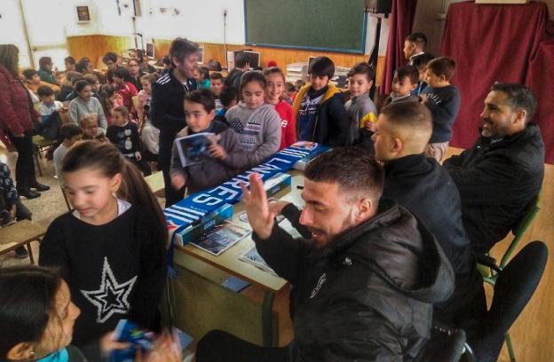 Visita del Linares Deportivo al Colegio Francisco Baños para promocionar el partido de este domingo. ::/LINARES DEPORTIVO