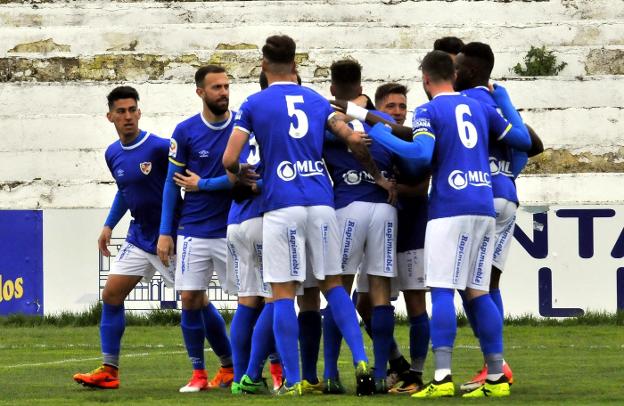 Los azulillos celebran el gol de la victoria. :: enrique/