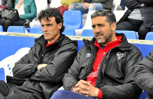 Chico y Jaime Molina sentados en el banquillo de Linarejos. /ENRIQUE