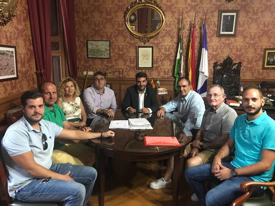 Momento de la reunión mantenida con el alcalde y el concejal de Cultura.