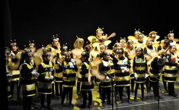 Actuación de 'El avispero', una de las últimas agrupaciones salidas del colegio Caminillo. /FOTO JORGE MARTÍNEZ MAROTO