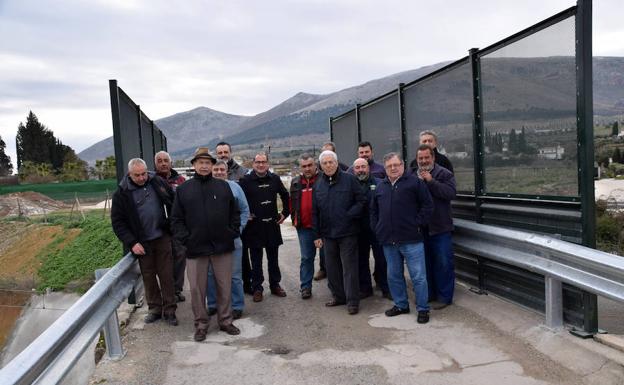 Vecinos de los Jardines de Narváez reclaman un puente más ancho sobre la vía del AVE