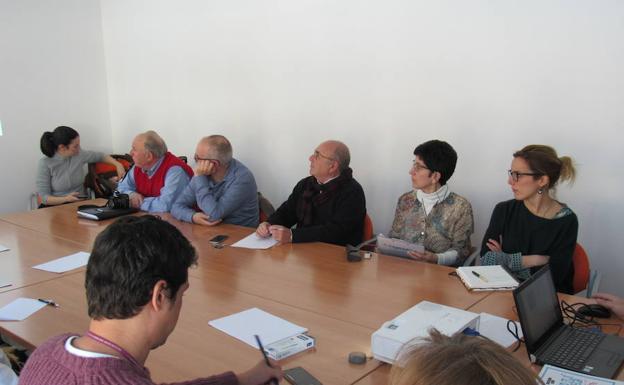 Colectivos sociales y profesionales sanitarios se reúnen para acercar el hospital de Loja a las expectativas ciudadanas
