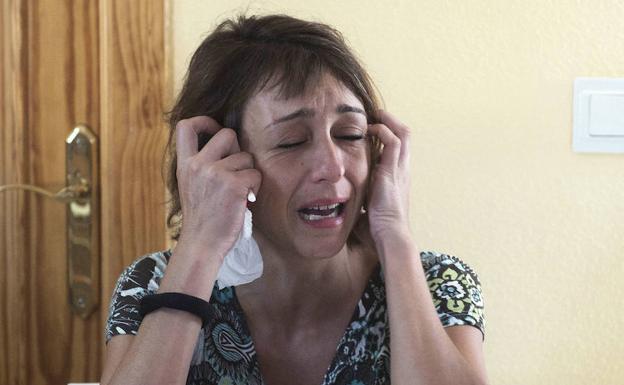 Juana Rivas llora durante declaraciones ante los medios./MIGUEL ÁNGEL MOLINA/EFE