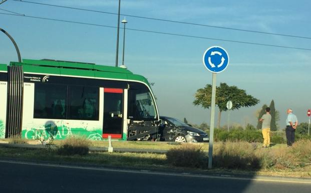 Un choque entre el metro y un turismo deja un herido