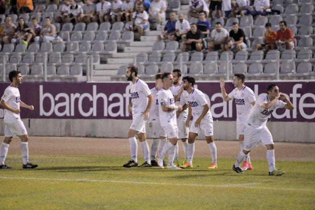 Los Jugadores blancos celebran el único gol del partido.
