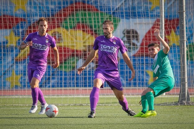 Lance del primer partido de la temporada del Real Jaén, en Atarfe.