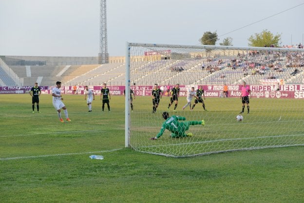Víctor Armero logra el gol del empate desde el punto de penalti.