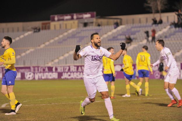 Mario Martos firmó su primer gol con la camiseta del Real Jaén. :: Jjande Ortiz/