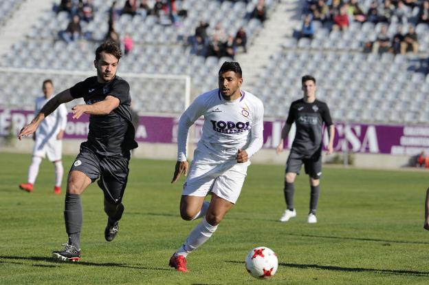 El duelo entre los dos equipos estuvo muy igualado y al Real Jaén le tocó sufrir.
/JUANDE ORTIZ