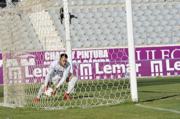 Montes alojó el domingo el balón en la red en dos ocasiones./J.O.