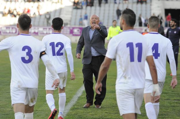 El técnico albaceteño dando instrucciones a sus jugadores durante el partido ante el Villacarrillo. /JUANDE ORTIZ