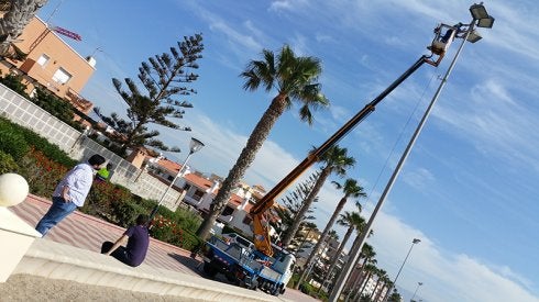 La estación meteorológica se ha instalado en la playa de La Romanilla de Roquetas.