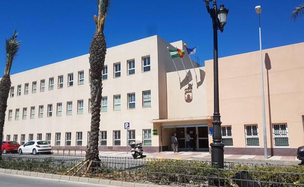El actual edificio de Servicios Sociales acogerá el nuevo cuartel de la Guardia Civil. /J. VALDIVIA