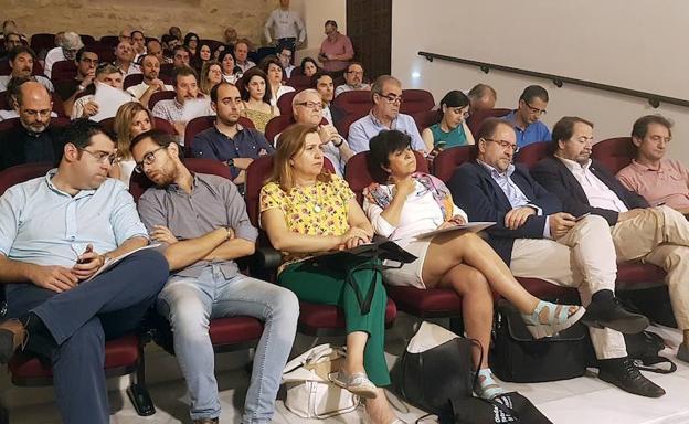 Asistentes a la ponencia inaugural./