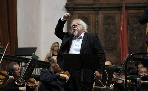 Juan Echanove junto a la Orquesta de Córdoba.