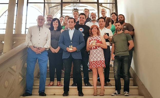 Perales y Olivares con miembros de la Asociación de Artesanos de Úbeda./