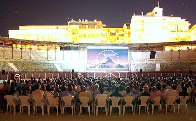 Anterior edición del cine de verano en la plaza de toros.