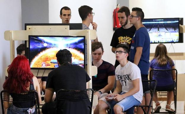 Zona de videojuegos en Level Ub.