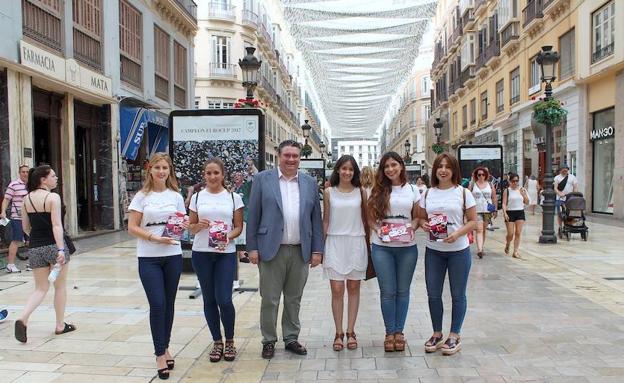 Reparto de material promocional en la céntrica calle Larios.