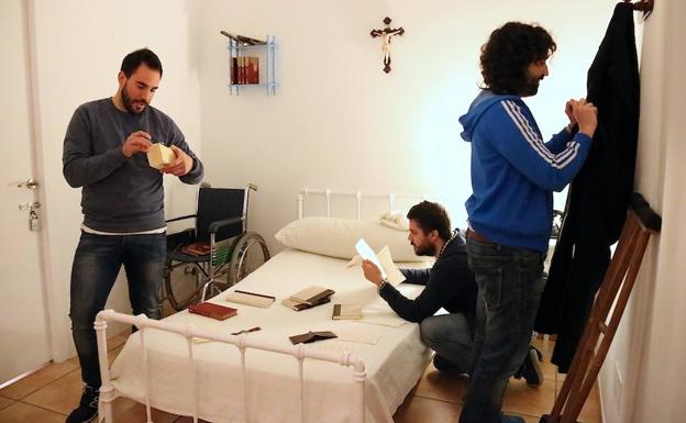 Participantes buscando pistas para salir de 'Escape Room Úbeda'.