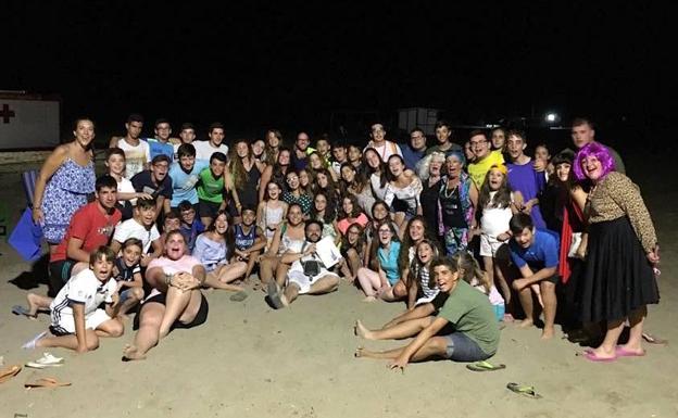 Participantes en el campamento de la cofradía de las Lágrimas.