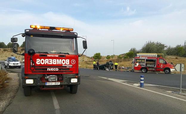 El turismo siniestrado entre los vehículos de Bomberos y Guardia Civil.